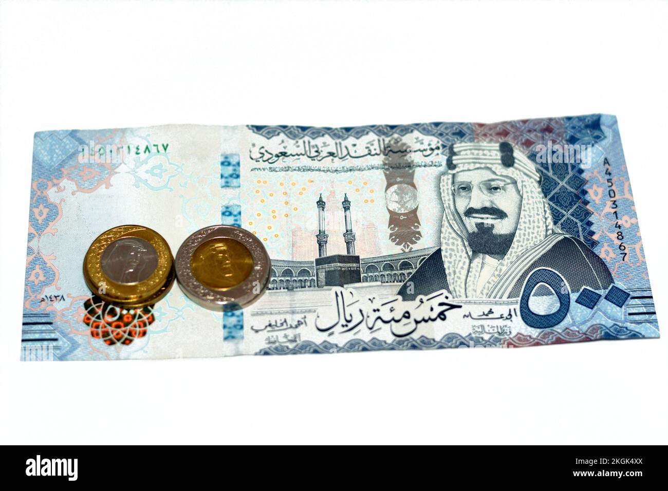 Auf der Rückseite der 500 SAR-5000er-Saudi-Arabien-riyals-Bargeld-Banknote sind König Abdulaziz Al Saud und Kaaba mit einem Wechsel der saudischen riyalen Münze zu sehen Stockfoto