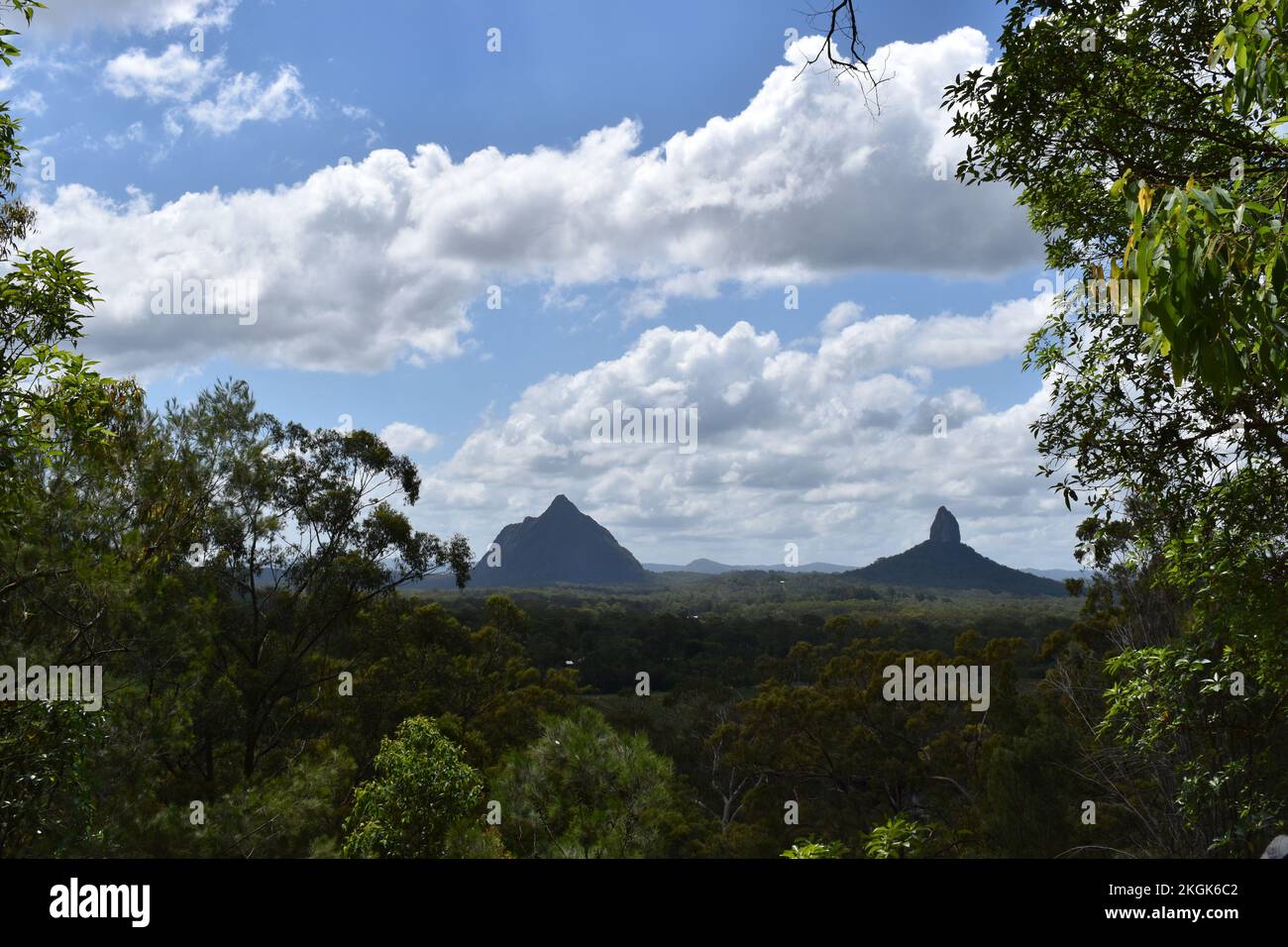 Mount Beerwah und Mount Coonowrin, Glass House Mountains Stockfoto