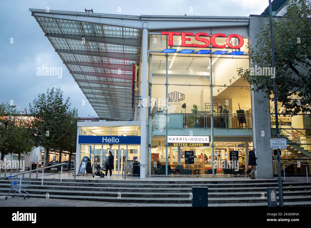 London - November 2022: Tesco Superstore an der West Cromwell Road, Südwest-London, große britische Supermarktkette Stockfoto