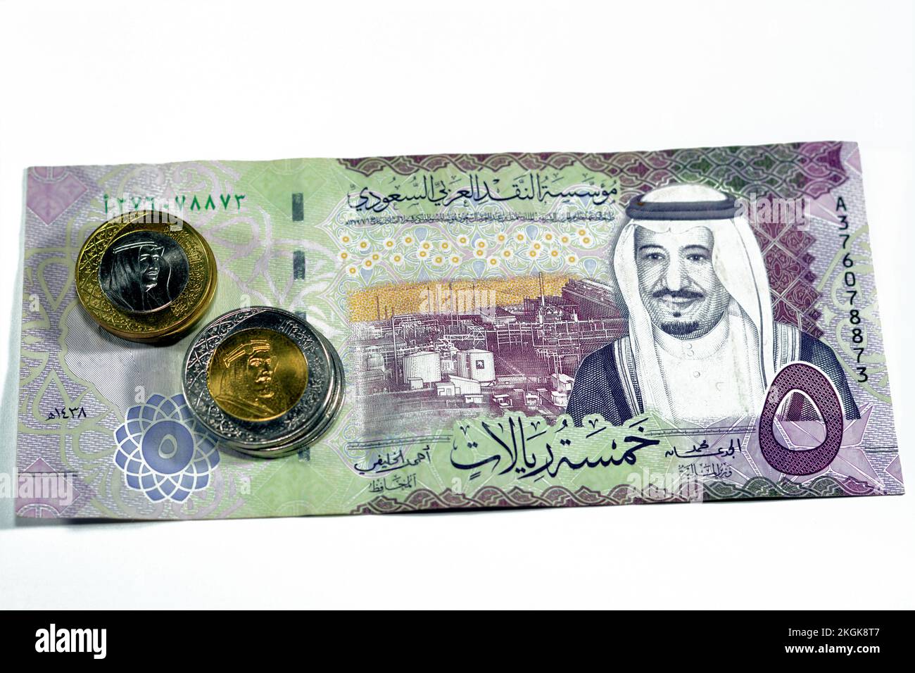 Auf der anderen Seite der 5 SAR stehen fünf Saudi-arabische Riyals Bargeld Banknotenstückelserie 1438 AH mit der Shaybah-Ölraffinerie in Rub' al Khali und König Salman Stockfoto