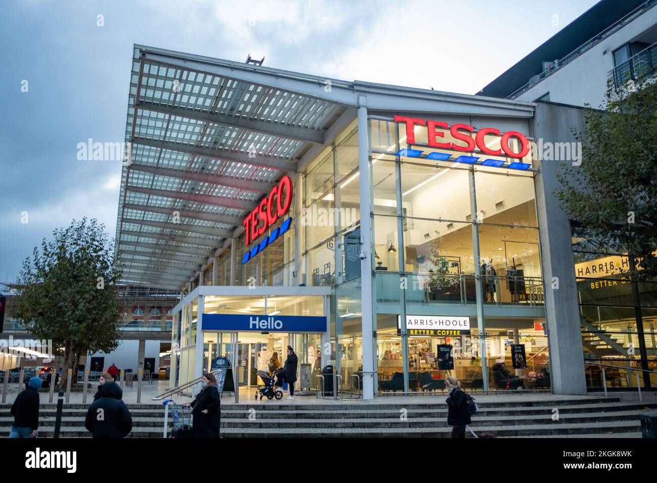 London - November 2022: Tesco Superstore an der West Cromwell Road, Südwest-London, große britische Supermarktkette Stockfoto