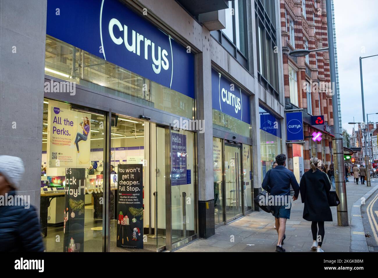 London – November 2022: Zweigstelle des Elektronikhändlers Currys in der Kensington High Street Stockfoto