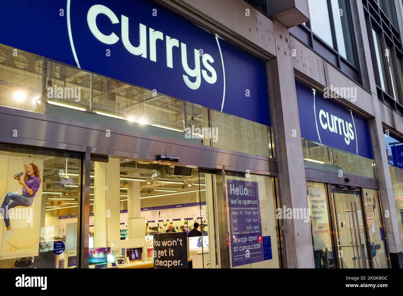 London – November 2022: Zweigstelle des Elektronikhändlers Currys in der Kensington High Street Stockfoto