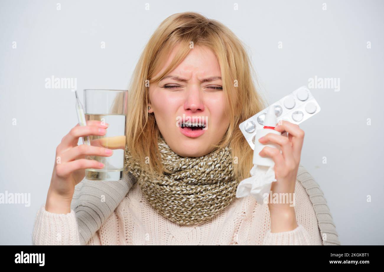 Frau Kranke Person halten Glas Wasser und Tabletten Blister. Nehmen Sie Tabletten gegen Fieber. Trinken Sie viel Flüssigkeit. Mädchen nehmen Medizin gegen Fieber. Zerbrechen Stockfoto