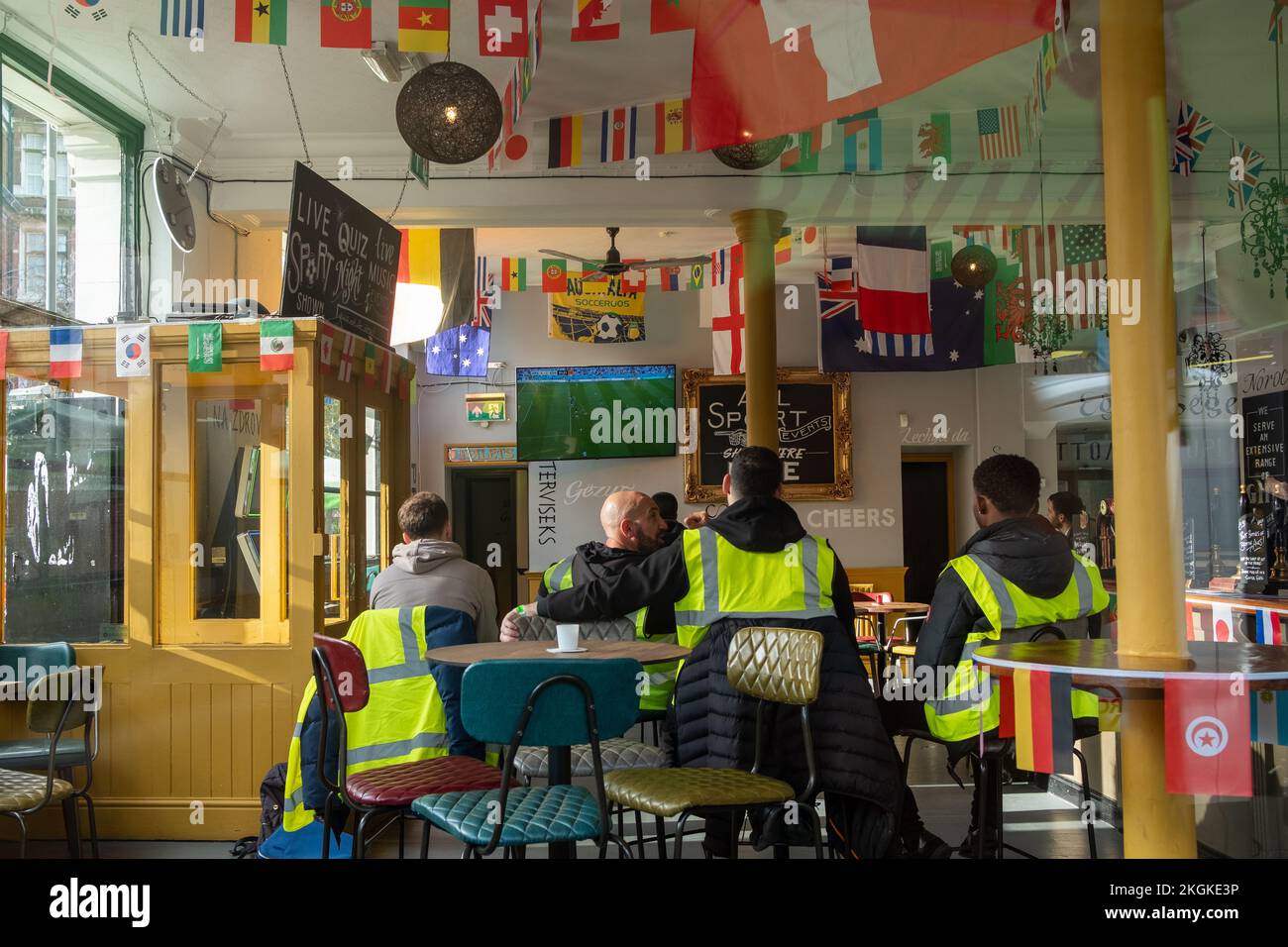 London - 22. November 2022: Eine Gruppe von Arbeitern macht eine Pause, um sich die Weltmeisterschaft in einem Pub in Kensington anzusehen. Stockfoto