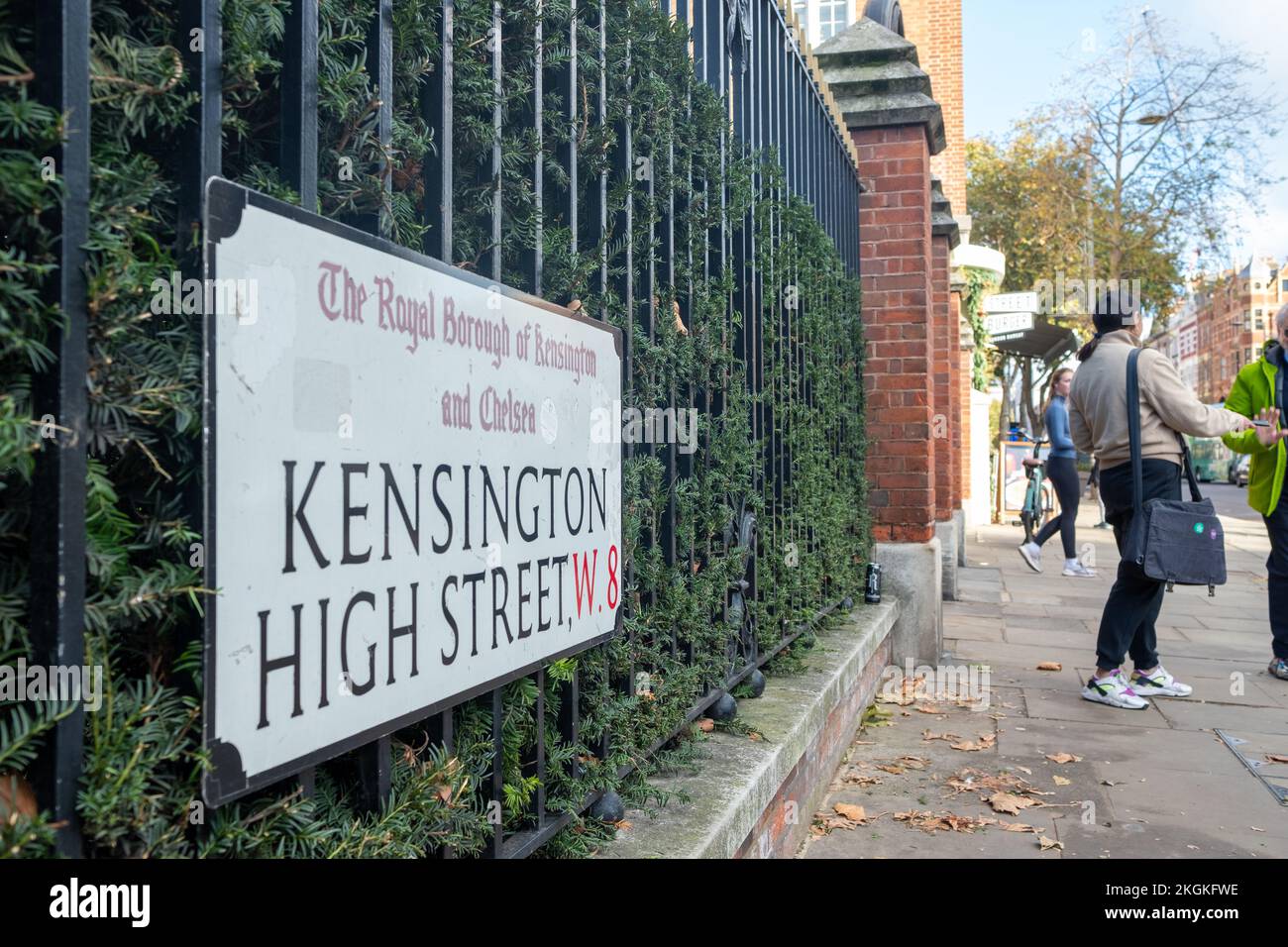 London - November 2022: Kensington High Street W8 Straßenschild, eine gehobene Straße mit Geschäften und Restaurants. Stockfoto