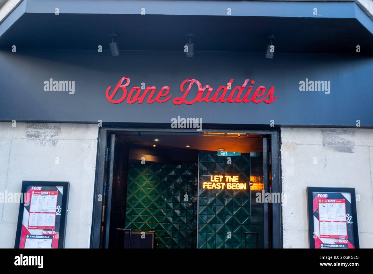 London - November 2022: Bone Daddies Ramen Bar, japanische Restaurantkette in Kensington West London Stockfoto