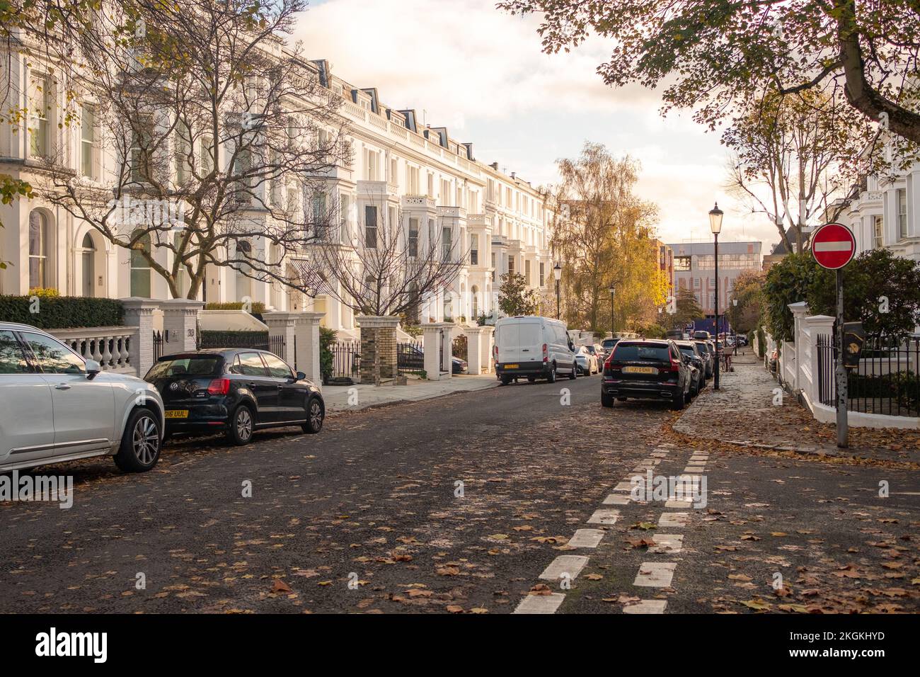 London - November 2022: Exklusive weiße Stuckhäuser in Kensington, West-London Stockfoto