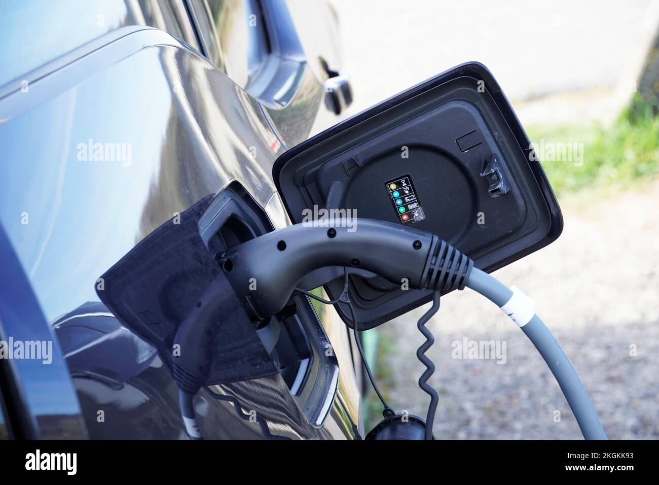 Ladestation für Elektroautos. Aufladen des Elektrofahrzeugs an einer Ladestation. Stockfoto