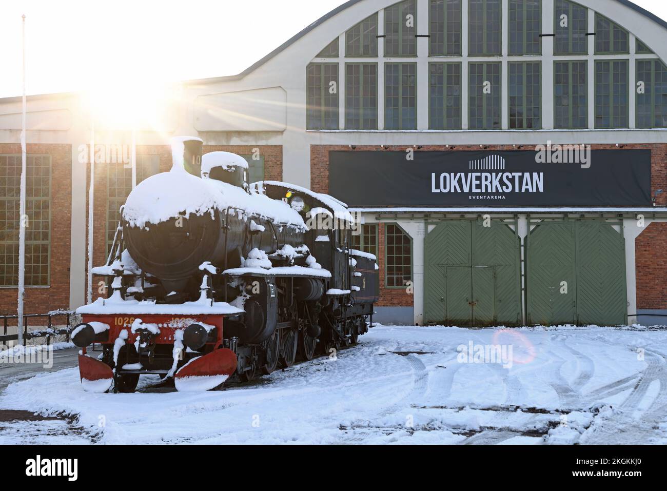 Saisonales Wetter, eine alte Lokomotive vor dem alten Motala Workshop, Motala, Schweden. Stockfoto
