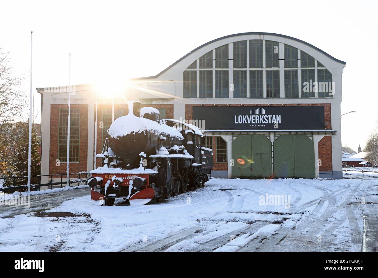 Saisonales Wetter, eine alte Lokomotive vor dem alten Motala Workshop, Motala, Schweden. Stockfoto