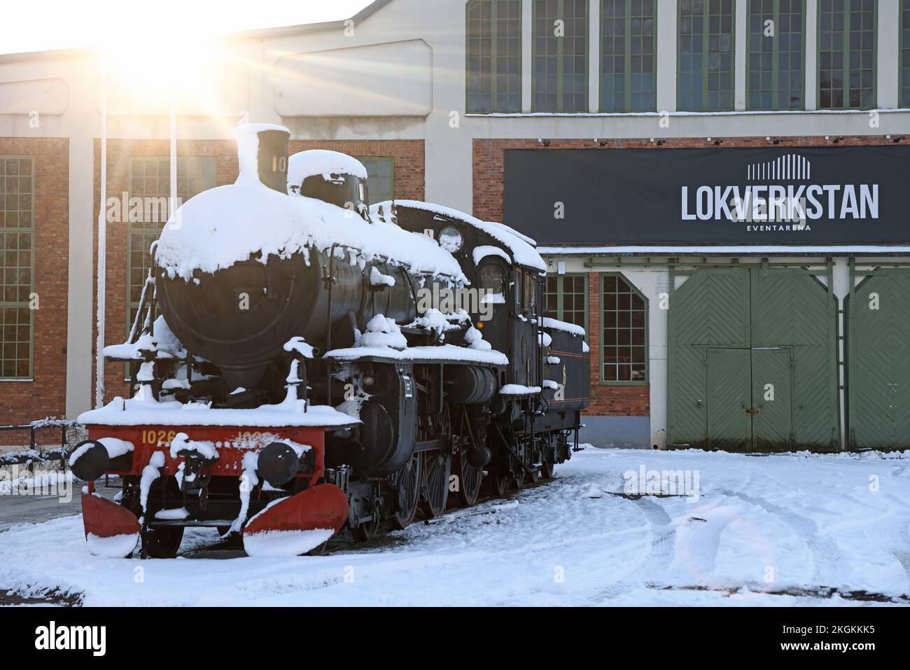 Saisonales Wetter, eine alte Lokomotive vor dem alten Motala Workshop, Motala, Schweden. Stockfoto