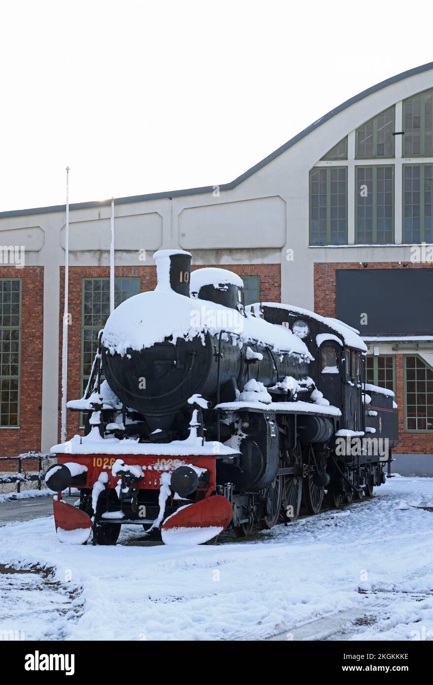 Saisonales Wetter, eine alte Lokomotive vor dem alten Motala Workshop, Motala, Schweden. Stockfoto