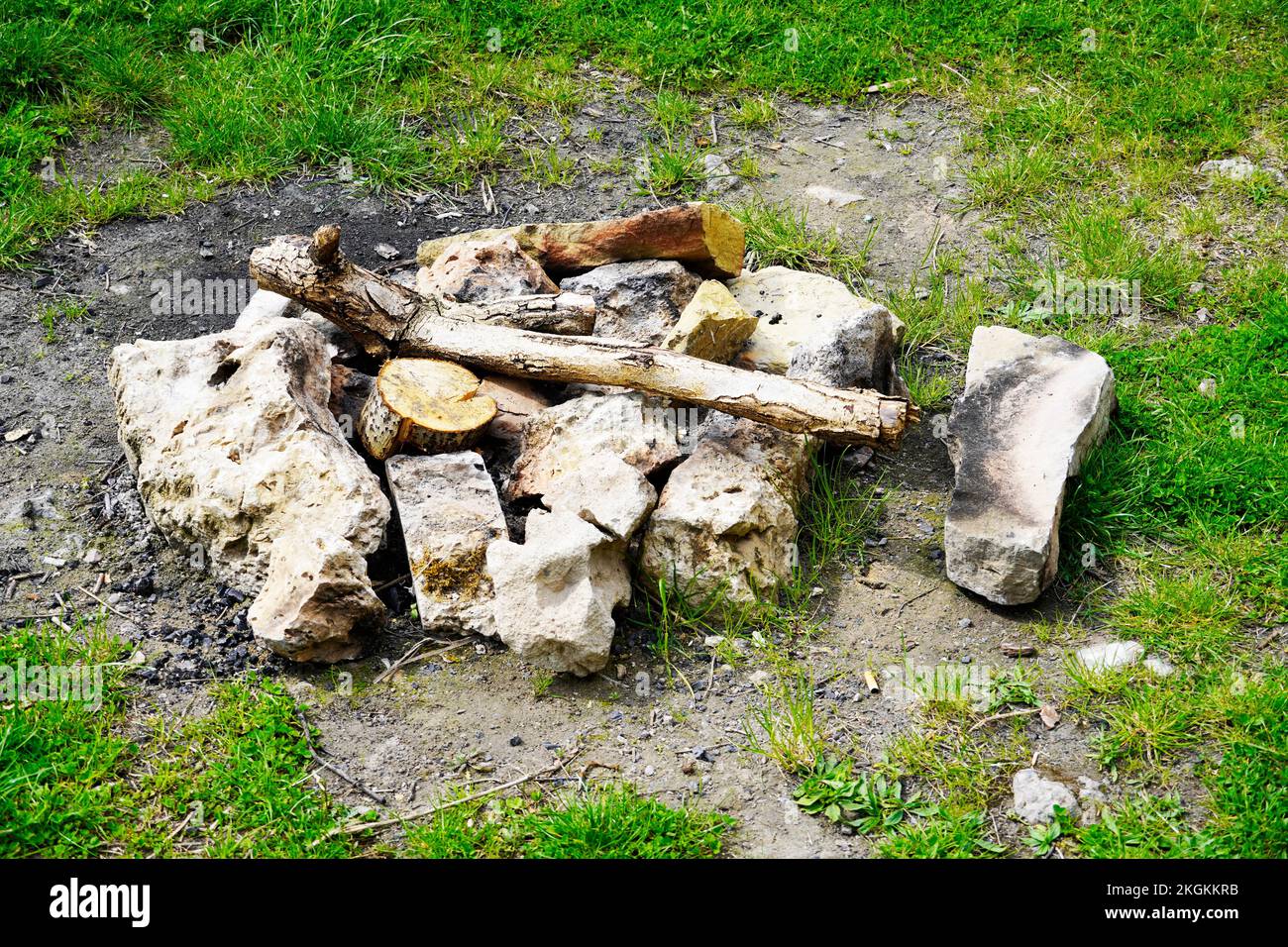 Alte Feuerstelle auf dem Rasen. Lagerfeuer. Stockfoto