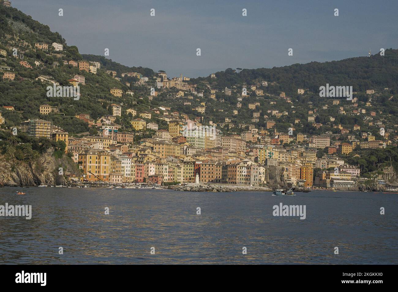 Camogli typisches Dorf mit bunten Häusern und kleinem Hafen in Italien, Ligurien bei einem sonnigen Tag von der Fähre aus Stockfoto