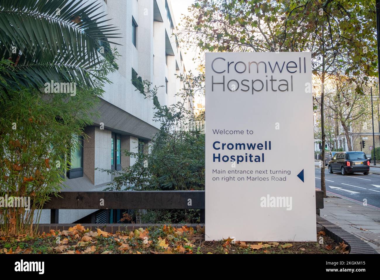 London - November 2022: BUPA Cromwell Hospital Außenbeschilderung. Ein privates Krankenhaus in South Kensington. Stockfoto