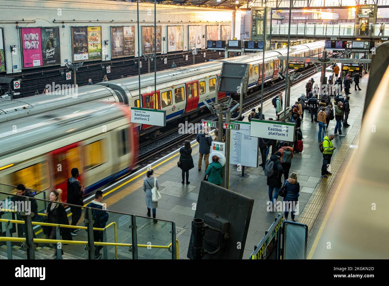 London - November 2022: Earls Court Station, eine geschäftige Londoner U-Bahnstation im Südwesten Londons Stockfoto