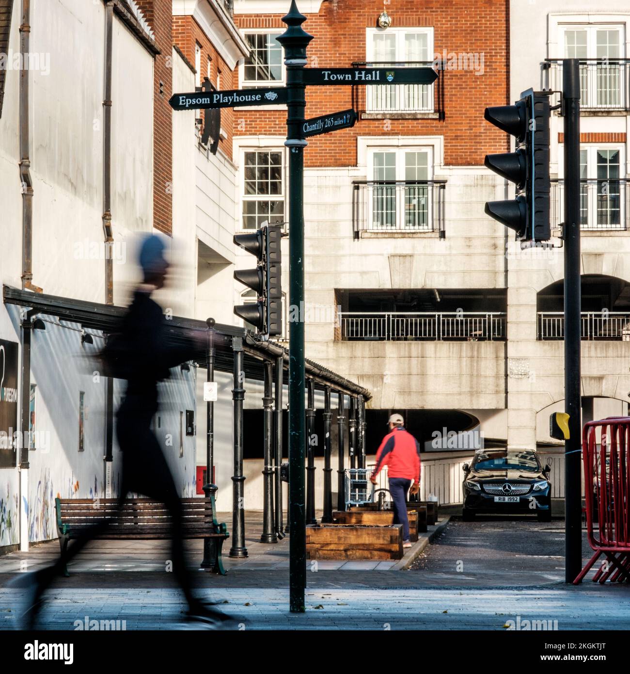 Epsom, Surrey, London, Großbritannien, November 20 2022, man Running oder Jogging Unschärfe Movement oder Motion Including Speed with Building Background Stockfoto