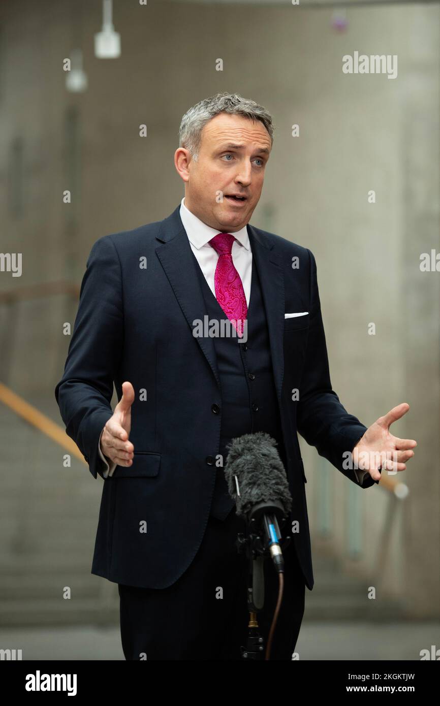 Edinburgh, Schottland, Großbritannien. 23.. November 2022. IM BILD: Alex Cole-Hamilton MSP, Leiter der schottischen Liberaldemokratischen Partei. Die Führer der Pro Union Scottish Party geben ihre Meinung während eines Interviews ab, nachdem heute die Nachricht bekannt wurde, dass das Urteil des Obersten Gerichtshofs über die Rechtmäßigkeit des schottischen Parlaments nicht befugt ist, ein zweites Unabhängigkeitsreferendum auszurufen. Kredit: Colin D Fisher Kredit: Colin Fisher/Alamy Live News Stockfoto