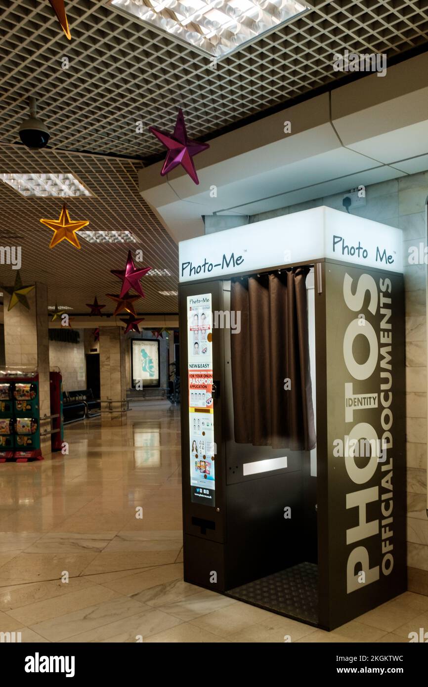 Epsom, Surrey, London, Großbritannien, November 20 2022, Automatic Photo Booth in A Shopping Mall With No People Stockfoto