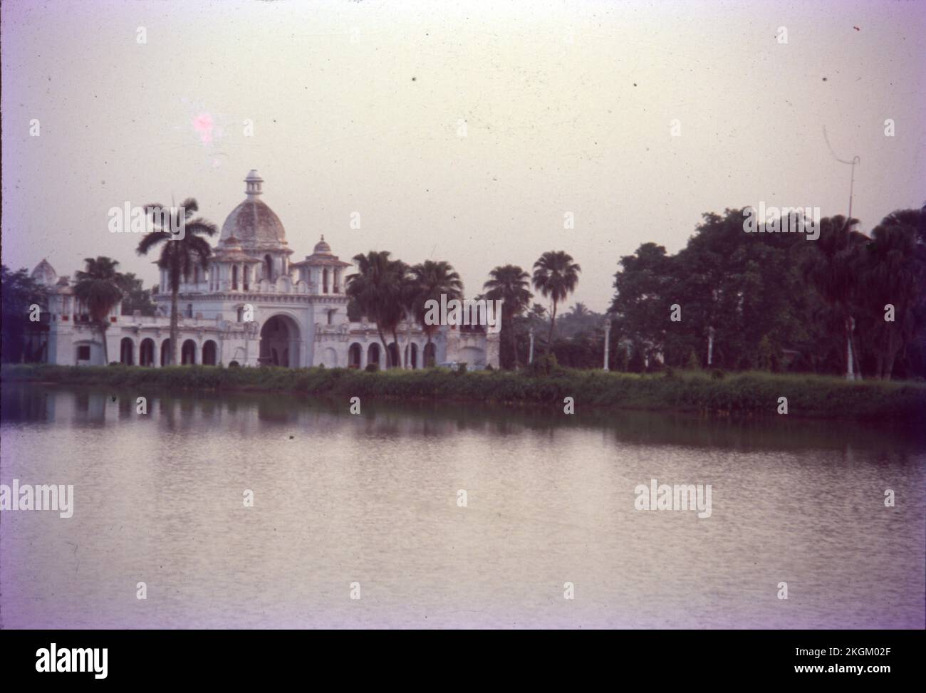 Der Ujjayanta-Palast ist ein Museum und der ehemalige Palast des Königreichs Tripura in Agartala, die heute die Hauptstadt des indischen Staates Tripura ist. Der Palast wurde zwischen 1899 und 1901 von Maharaja Radha Kishore Manikya Debbarma erbaut und befindet sich am Ufer von zwei Seen, umgeben von Gärten, die vom europäischen Stil inspiriert sind. Es war die Heimat der herrschenden Manikya-Dynastie Stockfoto