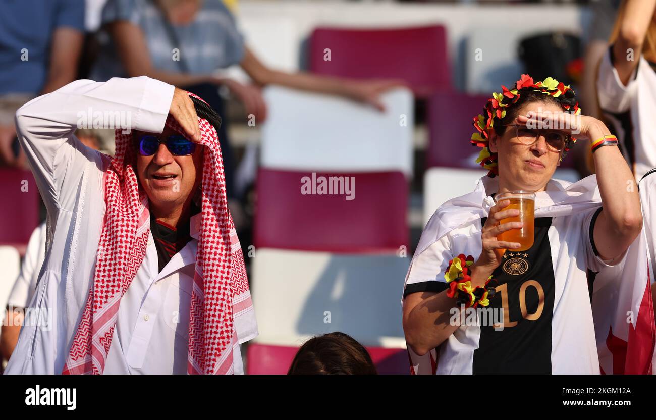 Doha, Katar, 23.. November 2022. Deutsche Fans beim FIFA-Weltmeisterschaftsspiel 2022 im Khalifa International Stadium in Doha. Der Bildausdruck sollte lauten: David Klein / Sportimage Credit: Sportimage/Alamy Live News Stockfoto