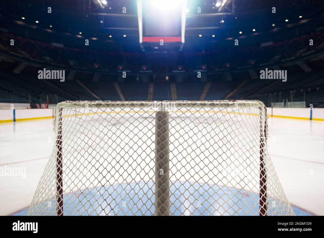 Ich schaue hinter dem Netz über eine Eishockeybahn Stockfoto