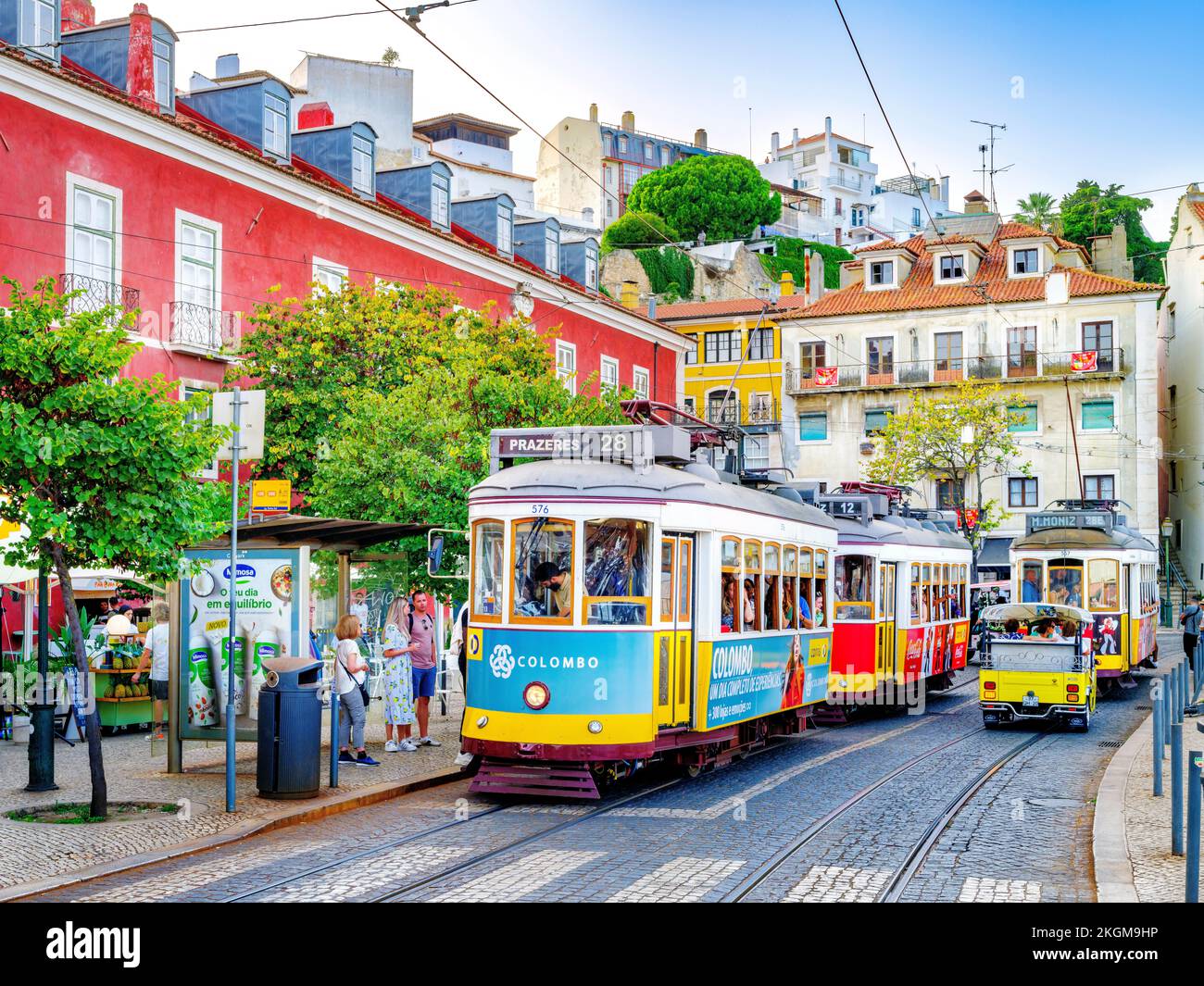 Hist – ric Alfama District, Straßenszene mit gelber Vintage Tram Nr. 28 Lissabon, Portugal, Europa Stockfoto