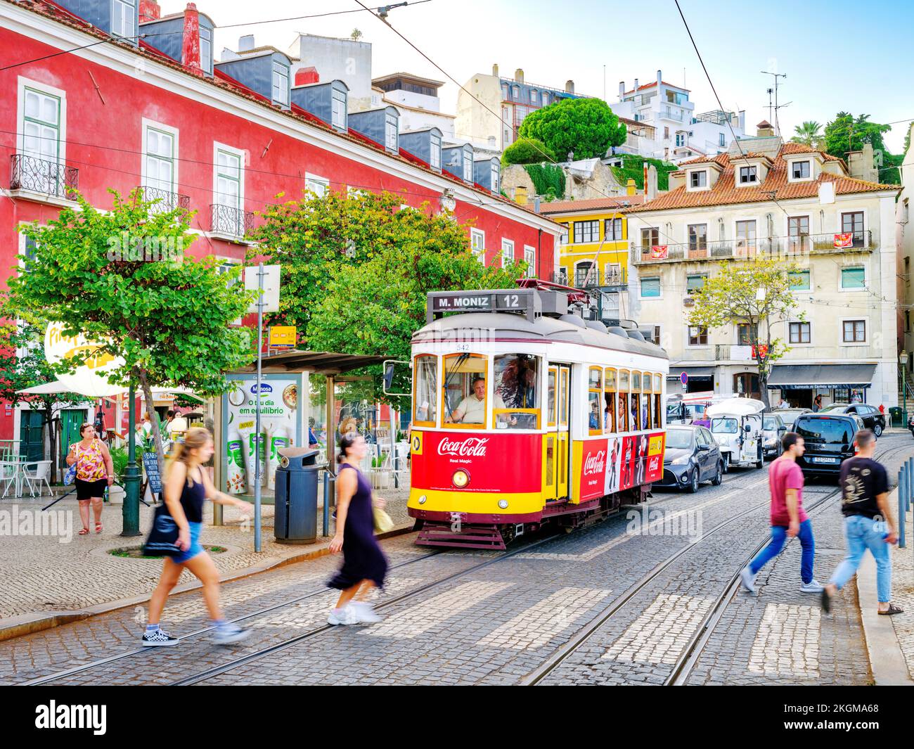 Hist – ric Alfama District, Straßenszene mit gelber Vintage Tram Nr. 28 Lissabon, Portugal, Europa Stockfoto