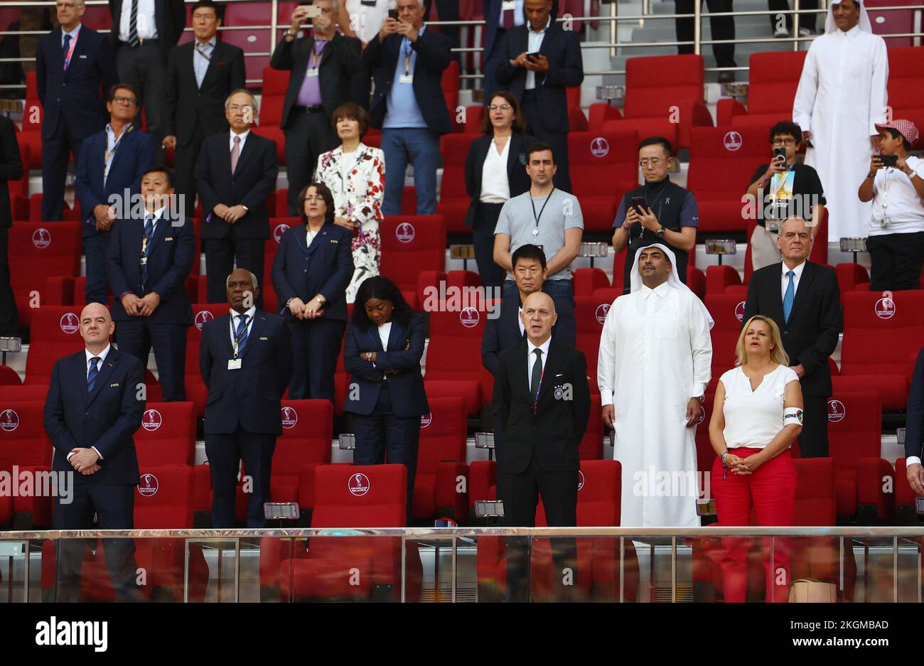 Fußball - FIFA Weltmeisterschaft Katar 2022 - Gruppe E - Deutschland gegen  Japan - Khalifa International Stadium, Doha, Katar - 23. November 2022 die  deutsche Innenministerin Nancy Faeser trägt neben dem Präsidenten