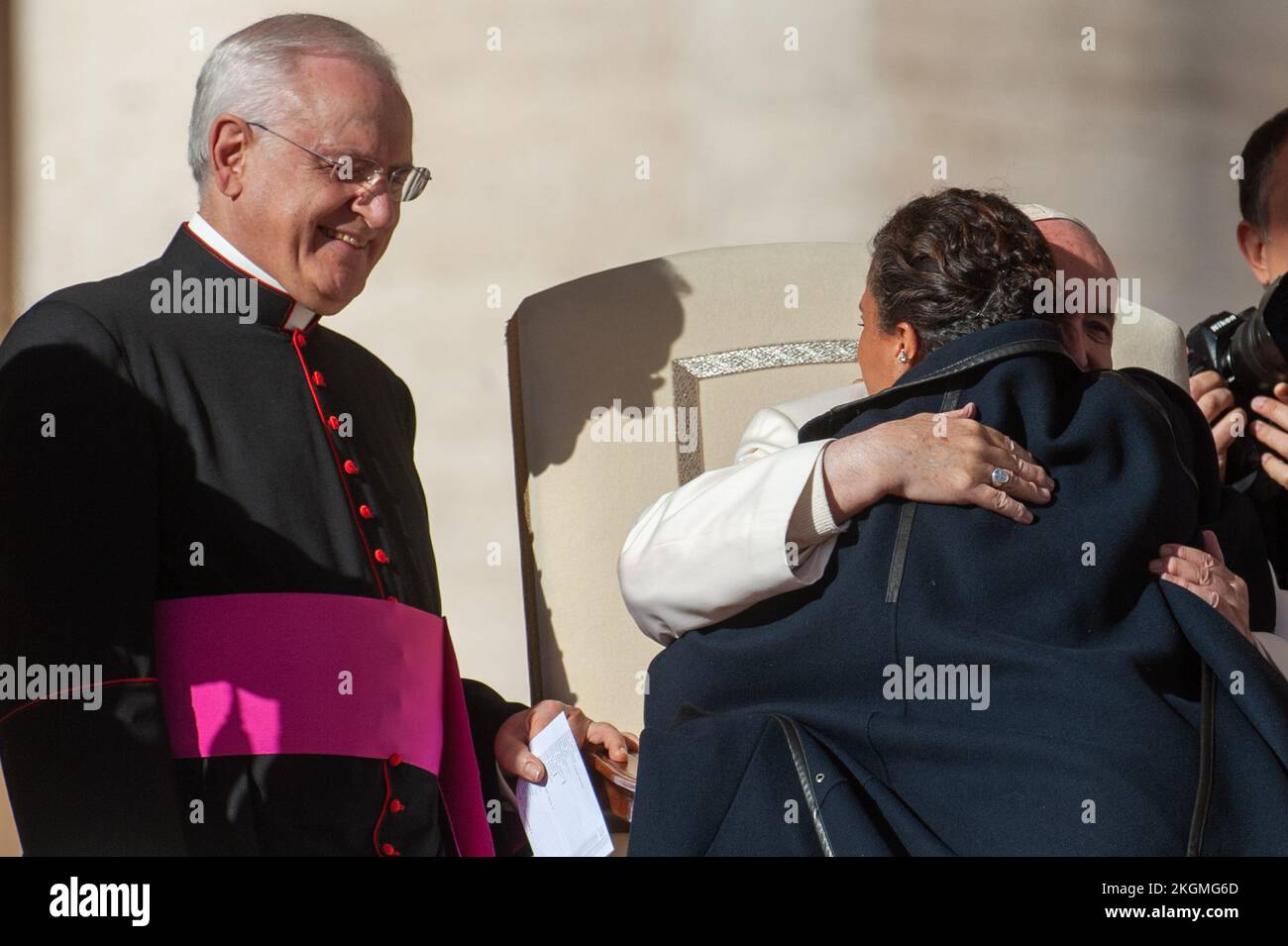 Vatikan, Vatikan. 23.. November 2022. Papst Franziskus begrüßt den italienisch-israelischen Sänger Noa, Pseudonym von Achinoam Nini, während der wöchentlichen allgemeinen Audienz auf dem Petersplatz. Italia, Rom, Vatikan, 22/11/23. Papa Francesco saluta la cantante italo-israeliana Noa, pseudonimo di Achinoam Nini, durante l'udienza generale settimanale auf der Piazza San Pietro. Foto: Massimiliano MIGLIORATO/Catholic Press Foto: Unabhängige Fotoagentur/Alamy Live News Stockfoto