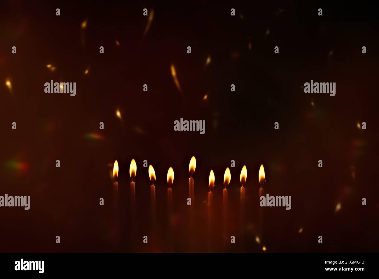 Religiöses Bild des jüdischen Feiertags Hanukka mit Kerzen der Menora und Funken vom Feuer in der Luft. Speicherplatz kopieren. Platz für Text. Stockfoto