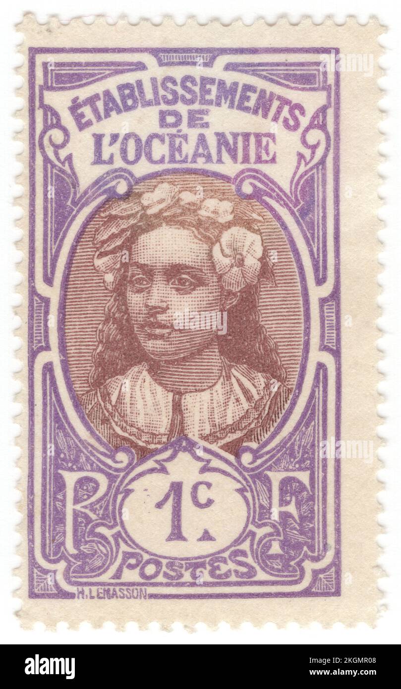 FRANZÖSISCH-POLYNESIEN - 1913: Eine violette und braune Briefmarke mit 1 Centime, die ein tahitianisches Mädchen als Beispiel für die Schönheit einer einheimischen Frau und Elemente traditioneller Suche in den französischen Überseegebieten darstellt. Französische Überseegebiete, Hauptstadt — Papeete. 1903 wurden verschiedene französische Einrichtungen im Südpazifik zu einer einzigen Kolonie zusammengeschlossen. Die wichtigsten Inselgruppen sind die Society Islands, die Marquesas Islands, die Tuamotu Group und die Gambier, Austral und Rapa Islands. Tahiti, der größte der Gesellschaftsgruppe, steht an erster Stelle Stockfoto