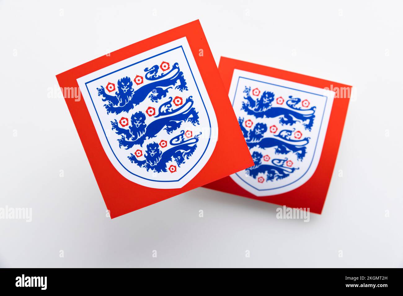 LONDON, Vereinigtes Königreich - Dezember 2022: Englisches Fußballlogo 3 Löwen Nationallogo Stockfoto