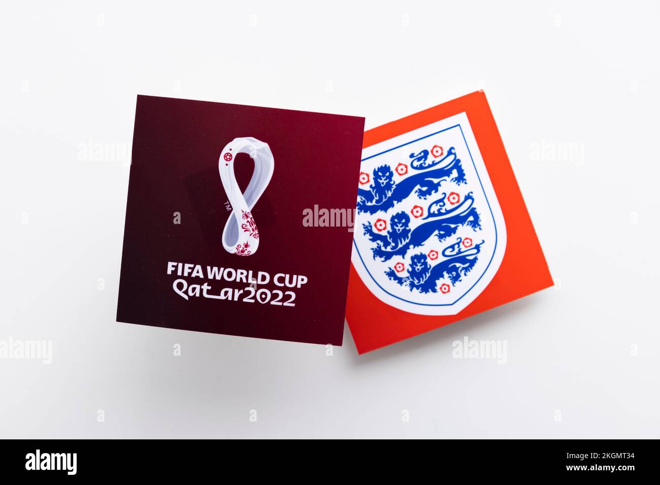 LONDON, Vereinigtes Königreich - Dezember 2022: Englisches Fußballlogo drei Löwen Nationallogo mit Logo der Katar-Weltmeisterschaft Stockfoto