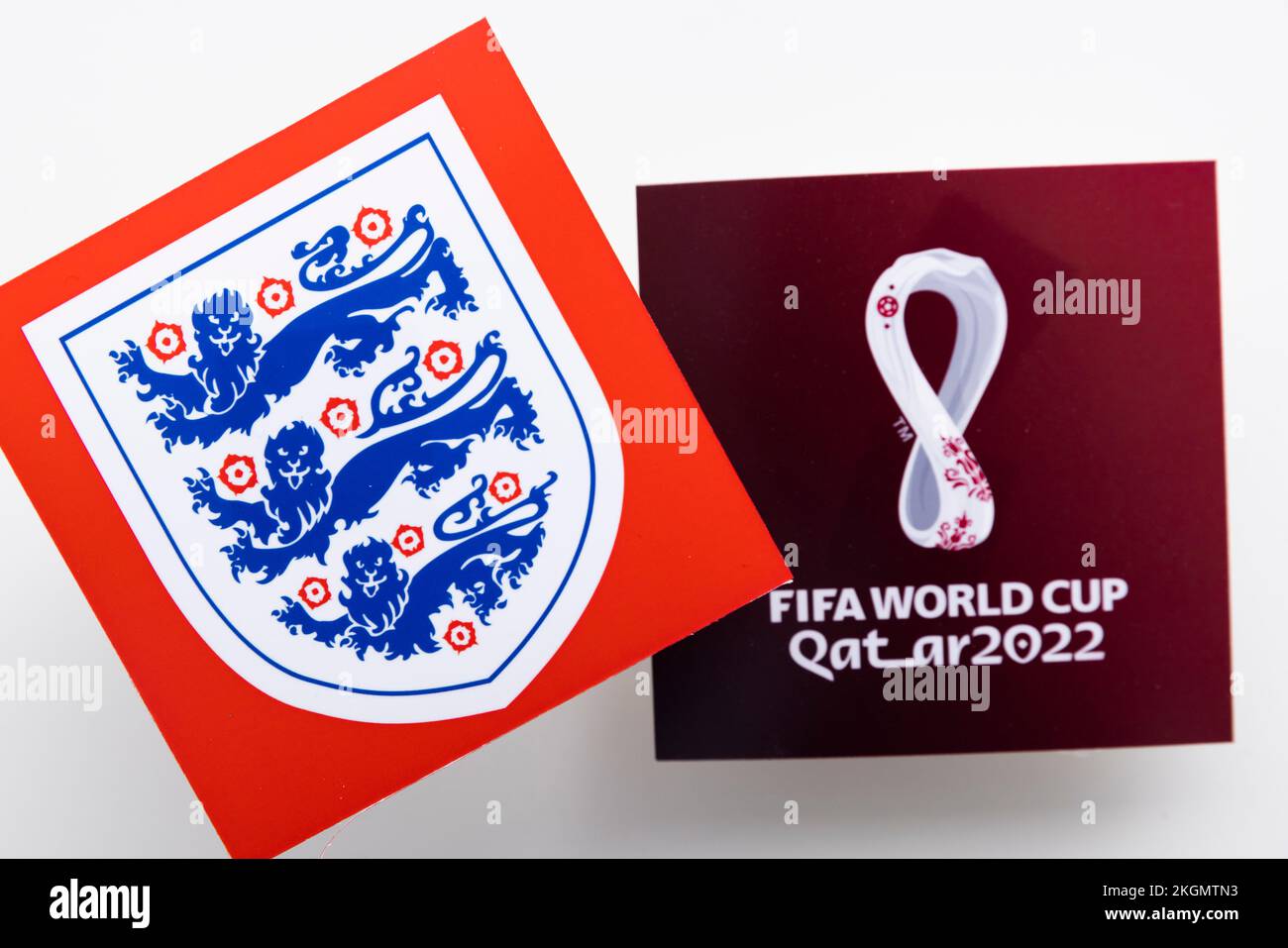 LONDON, Vereinigtes Königreich - Dezember 2022: Englisches Fußballlogo drei Löwen Nationallogo mit Logo der Katar-Weltmeisterschaft Stockfoto