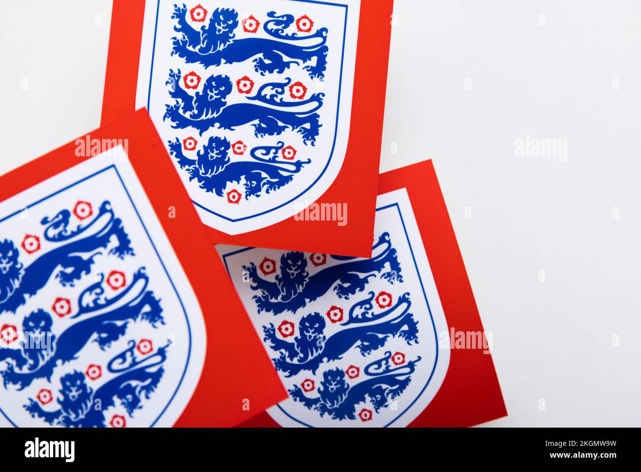 LONDON, Vereinigtes Königreich - Dezember 2022: Englisches Fußballlogo 3 Löwen Nationallogo Stockfoto