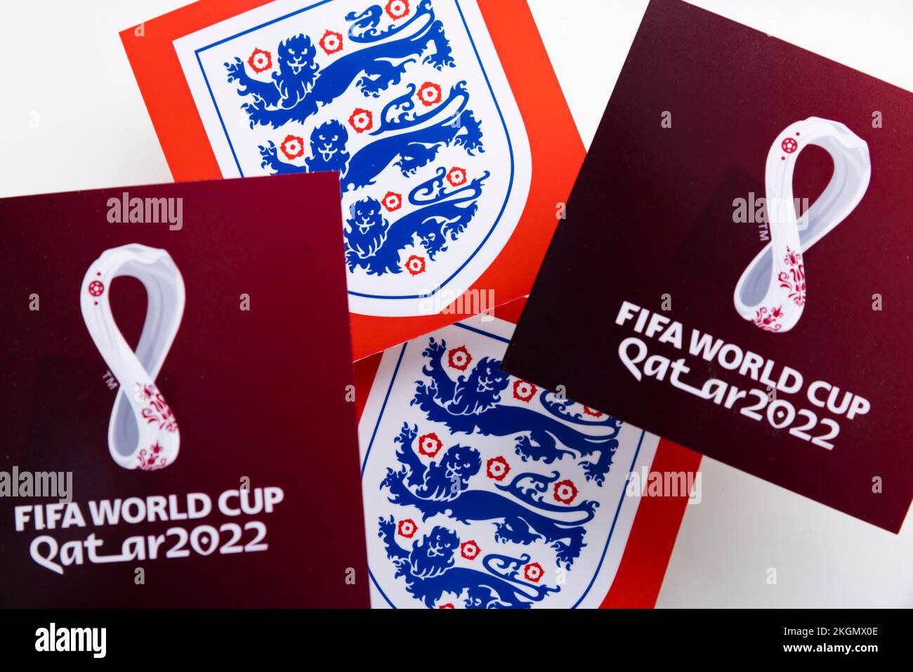 LONDON, Vereinigtes Königreich - Dezember 2022: Englisches Fußballlogo drei Löwen Nationallogo mit Logo der Katar-Weltmeisterschaft Stockfoto