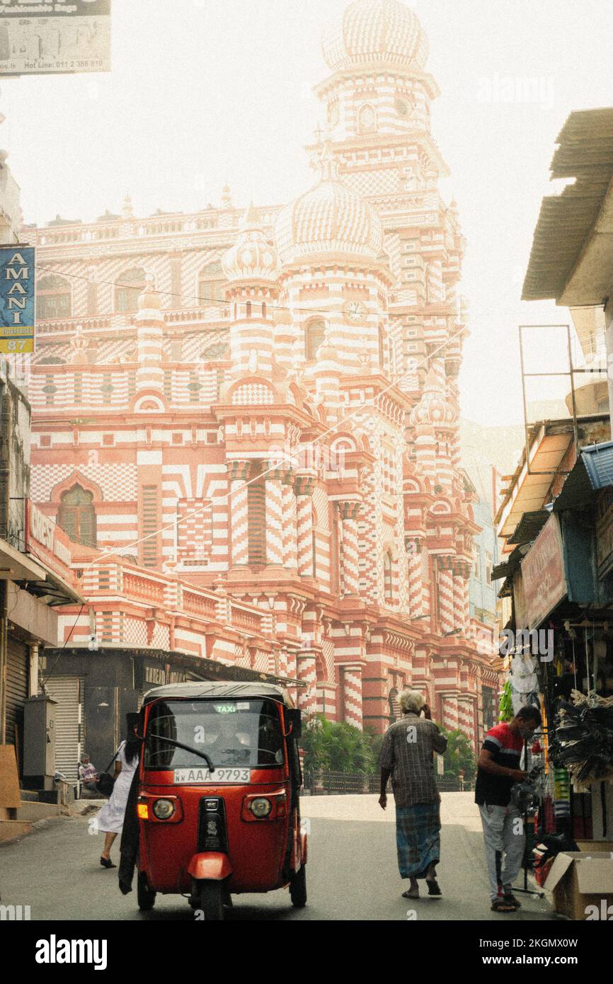 Eine vertikale Straßenseite der Jami UL-Alfar Moschee in Colombo Stockfoto