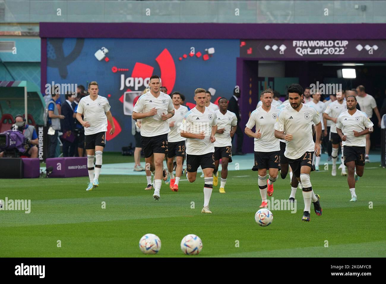 23. November 2022, Khalifa International Stadium, Doha, QAT, Fußballweltmeisterschaft FIFA 2022, Gruppe E, Deutschland gegen Japan, auf dem Bild, auf dem sich die deutsche Mannschaft aufwärmt, sind die Farben eines Regenbogens auf dem Trikot zu sehen. Stockfoto