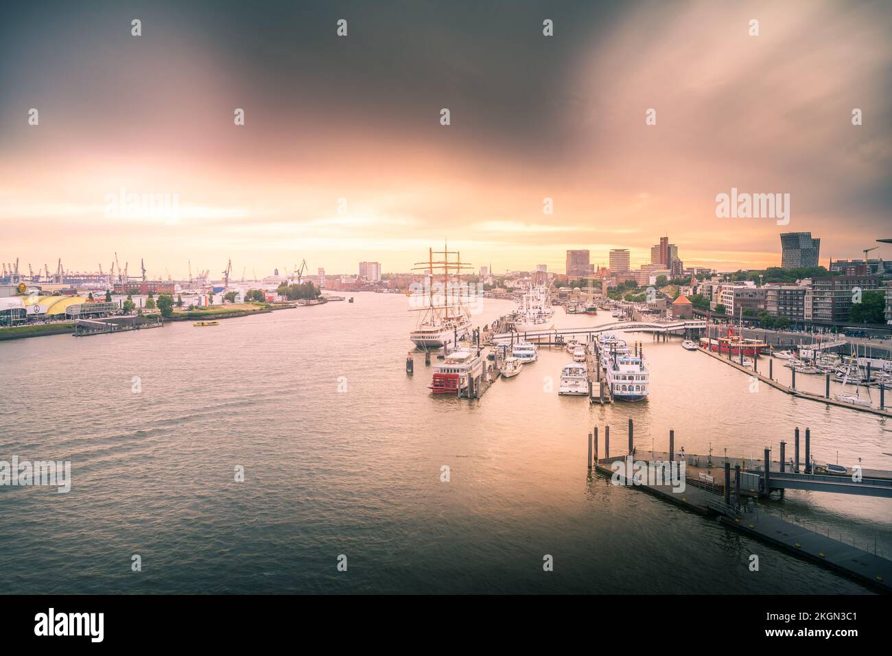 Hamburger Hafen in der Abenddämmerung Stockfoto