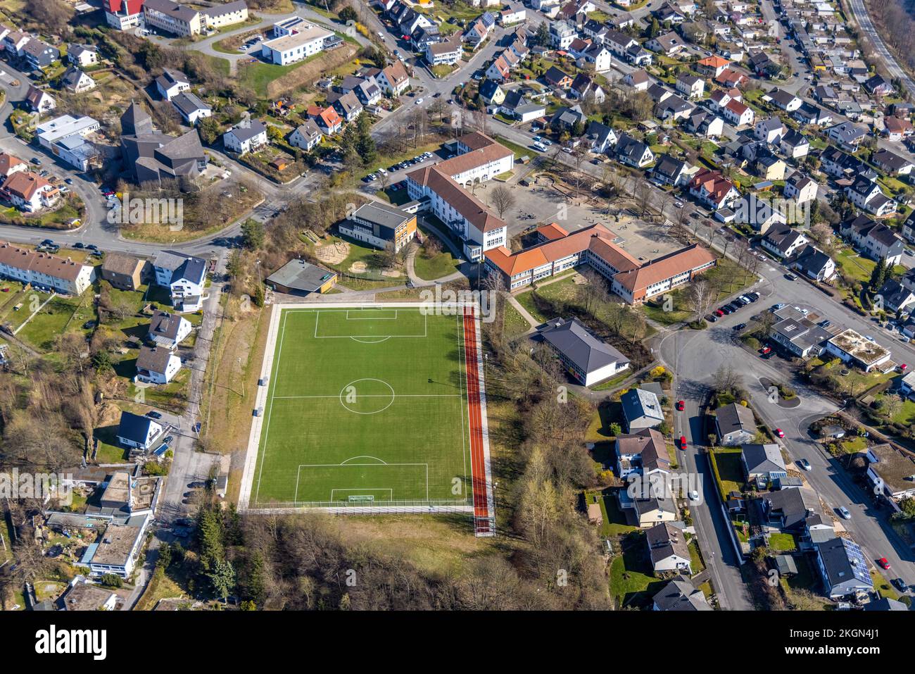 Luftaufnahme, Fußballfeld DJK Grün-Weiß Arnsberg und Fröbel Schule in Obereimer, Arnsberg, Sauerland, Nordrhein-Westfalen, Deutschland, Bildung, Zurück Stockfoto