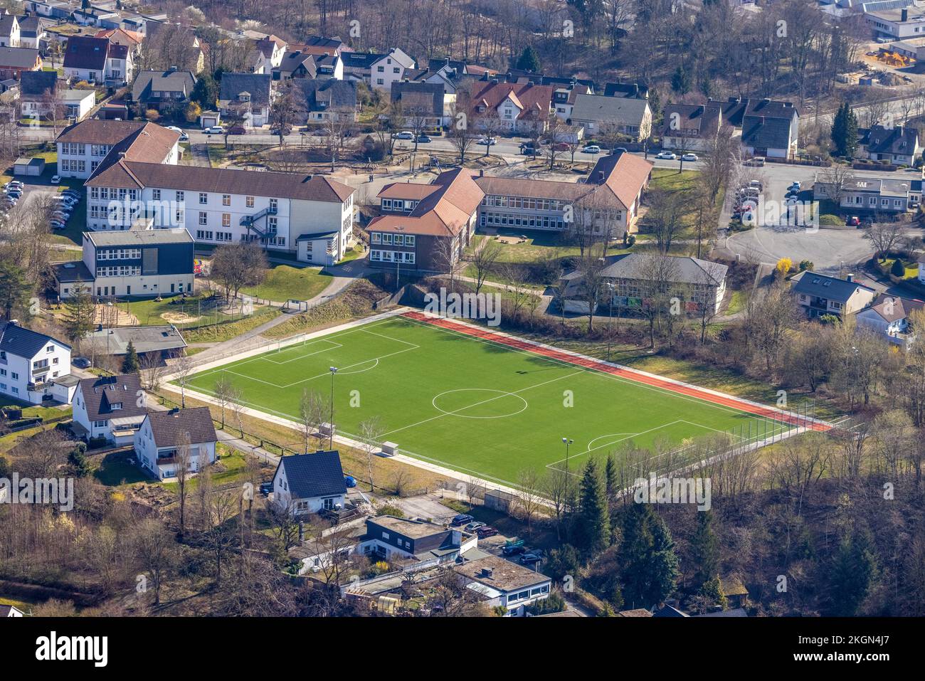 Luftaufnahme, Fußballfeld DJK Grün-Weiß Arnsberg und Fröbel Schule in Obereimer, Arnsberg, Sauerland, Nordrhein-Westfalen, Deutschland, Bildung, Zurück Stockfoto