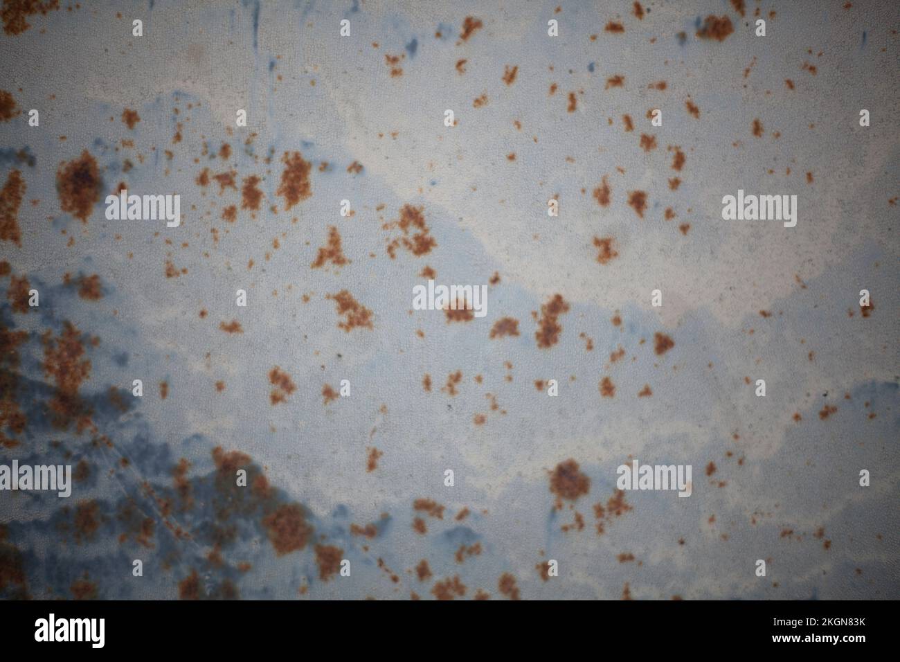 Trübe Oberflächentextur. Dunkler Hintergrund. Abstraktes Bild. Eine abgeschabte Wand. Stockfoto