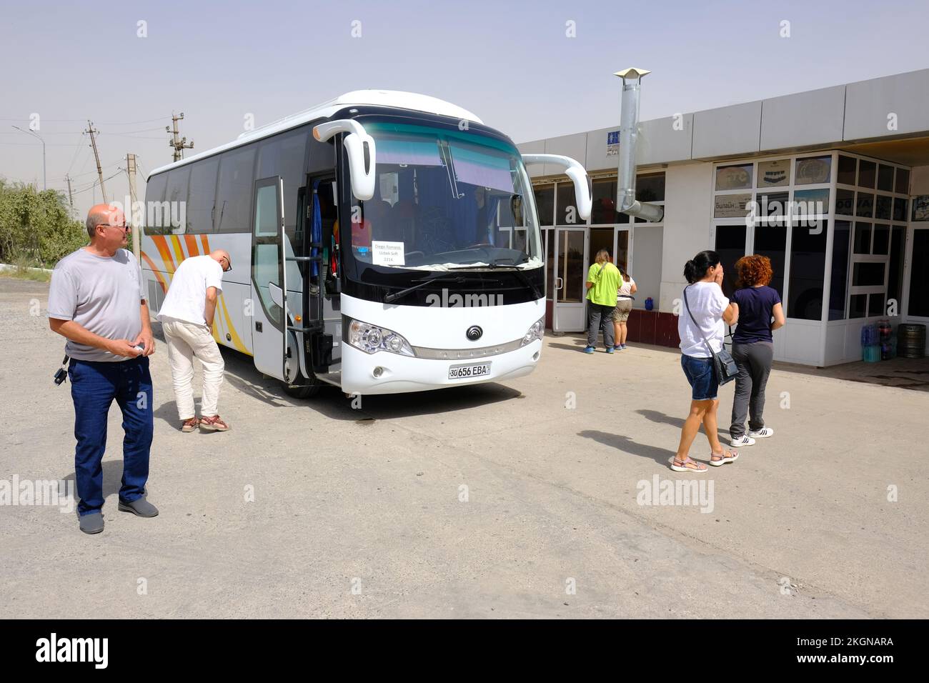 Der Touristenbus für Usbekistan hält an einer kleinen Tankstelle zwischen Bukhara und Samarkand Stockfoto