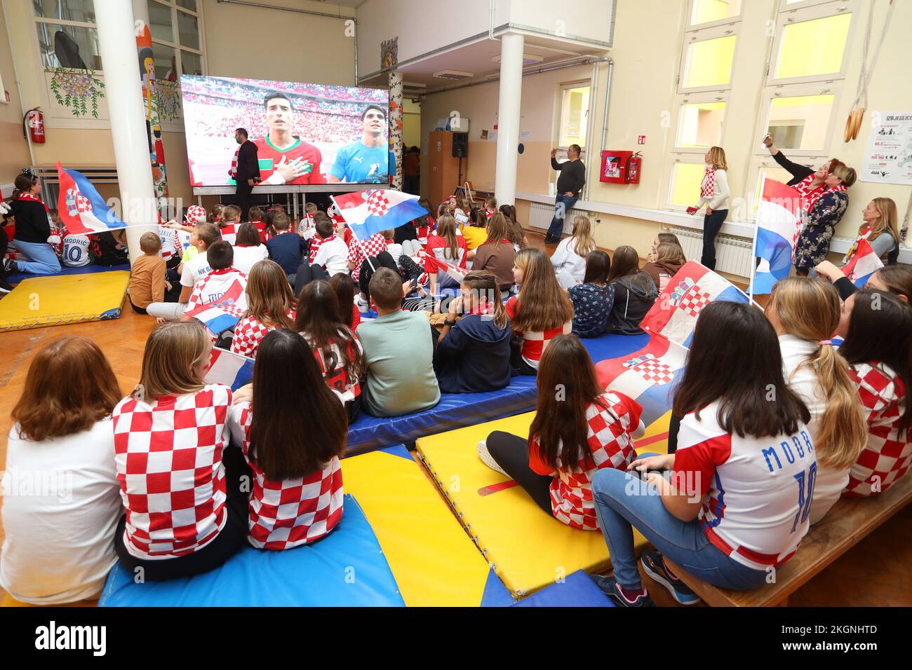 Karlovac, Kroatien. 23.. November 2022. Kinder der Barilovic Grundschule sehen sich das Fußballspiel zwischen Kroatien und Marokko bei der Weltmeisterschaft in Katar an. Die Fernsehübertragung für die Schüler und Lehrer der Schule wurde durch die Gemeinde Barilovic ermöglicht, die eine Videowand und Popcorn für die Fans beschaffte. Zu den Studierenden und Lehrern kam am 23. November der Bürgermeister der Gemeinde Drazen Perakovic in Barilovic (Kroatien). 2022. Foto: Kristina Stedul Fabac/PIXSELL Credit: Pixsell Photo & Video Agency/Alamy Live News Stockfoto