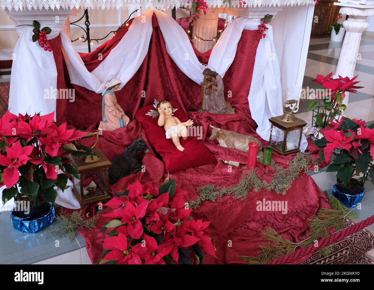 Krippe mit Jesuskind. Elemente der katholischen christlichen Krippe. Dekor in der Kirche. Stockfoto