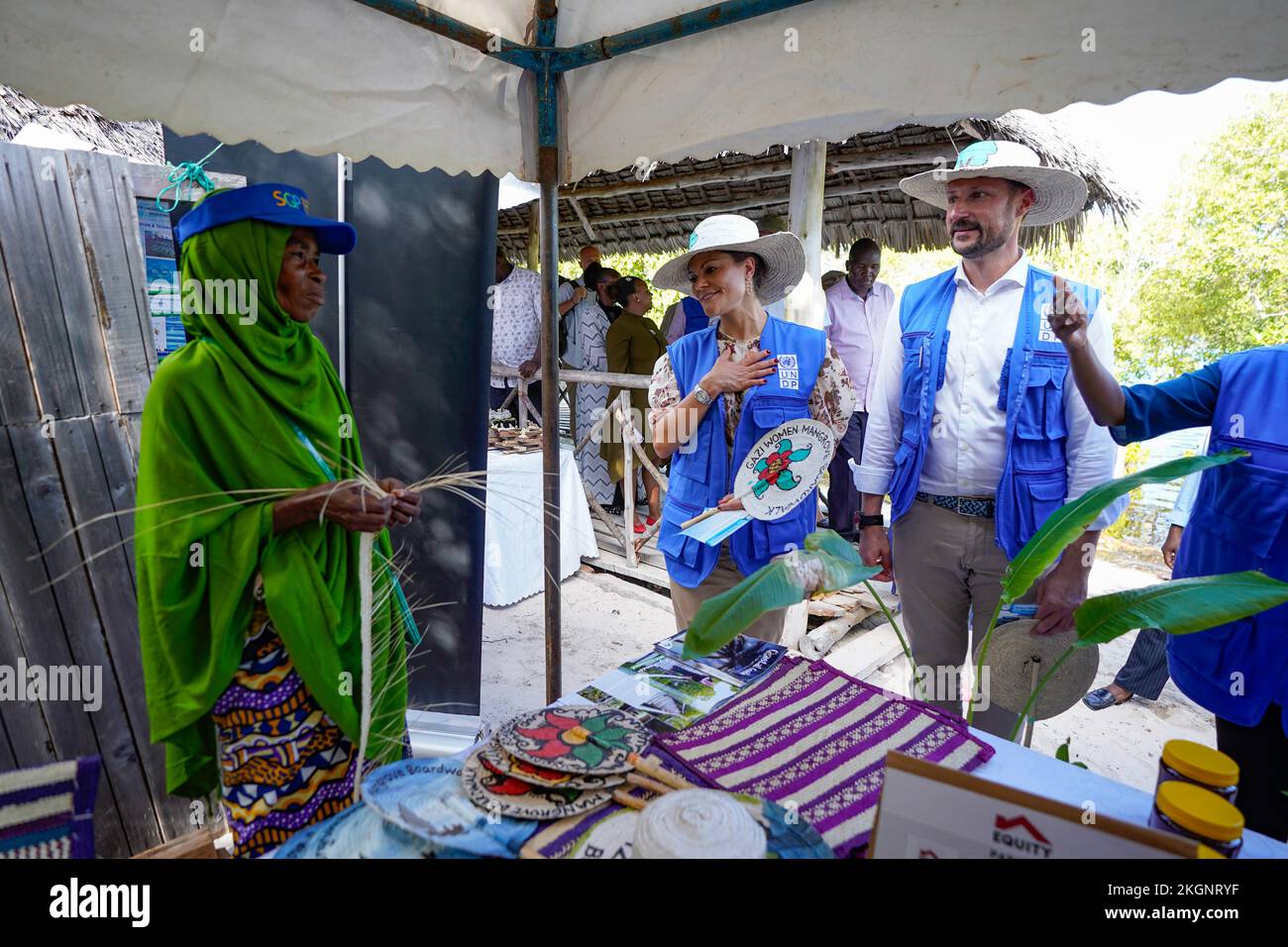 Crown Princess Victoria und Crown Prince Haakon während des Besuchs mit lokalen UN-Mitarbeitern und UNDP-Vertretern in Kwale County, Kenia, auf Novembe Stockfoto