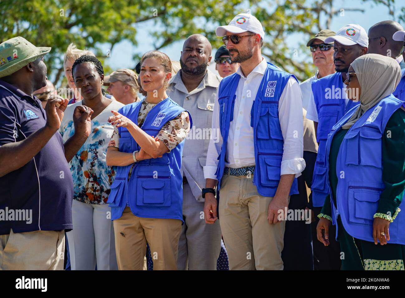 Crown Princess Victoria und Crown Prince Haakon während des Besuchs mit lokalen UN-Mitarbeitern und UNDP-Vertretern in Kwale County, Kenia, auf Novembe Stockfoto