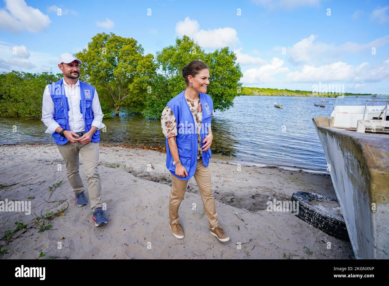 Crown Princess Victoria und Crown Prince Haakon während des Besuchs mit lokalen UN-Mitarbeitern und UNDP-Vertretern in Kwale County, Kenia, auf Novembe Stockfoto